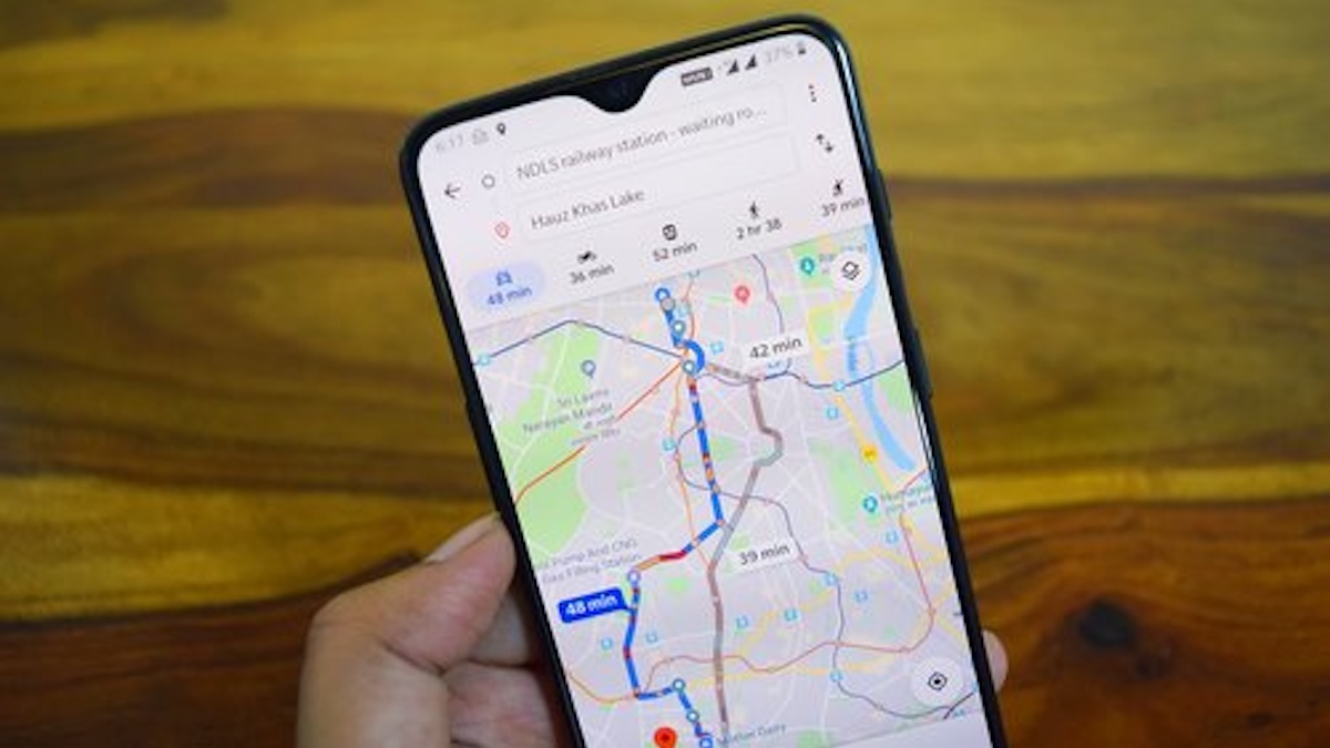 Dlouhý stisk v Google Mapách odešle polohu s přesností na metr. Telefon ji počítá z doby letu signálu ke 4 satelitům