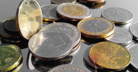 Dva ročníky československé dvoukoruny se liší složením kovu. Na numismatickém trhu mají několikanásobnou hodnotu