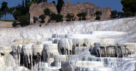 Pamukkale tvoří travertin z horkých pramenů přesycených uhličitanem vápenatým. Přesto vypadá jako nadýchaný sníh