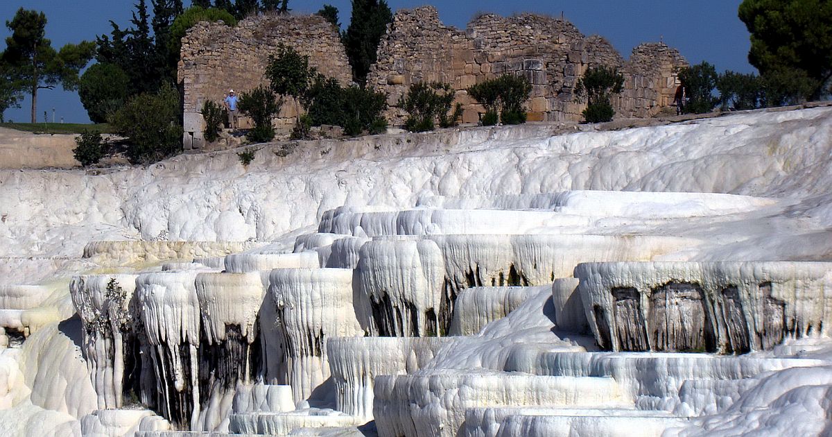 Pamukkale tvoří travertin z horkých pramenů přesycených uhličitanem vápenatým. Přesto vypadá jako nadýchaný sníh