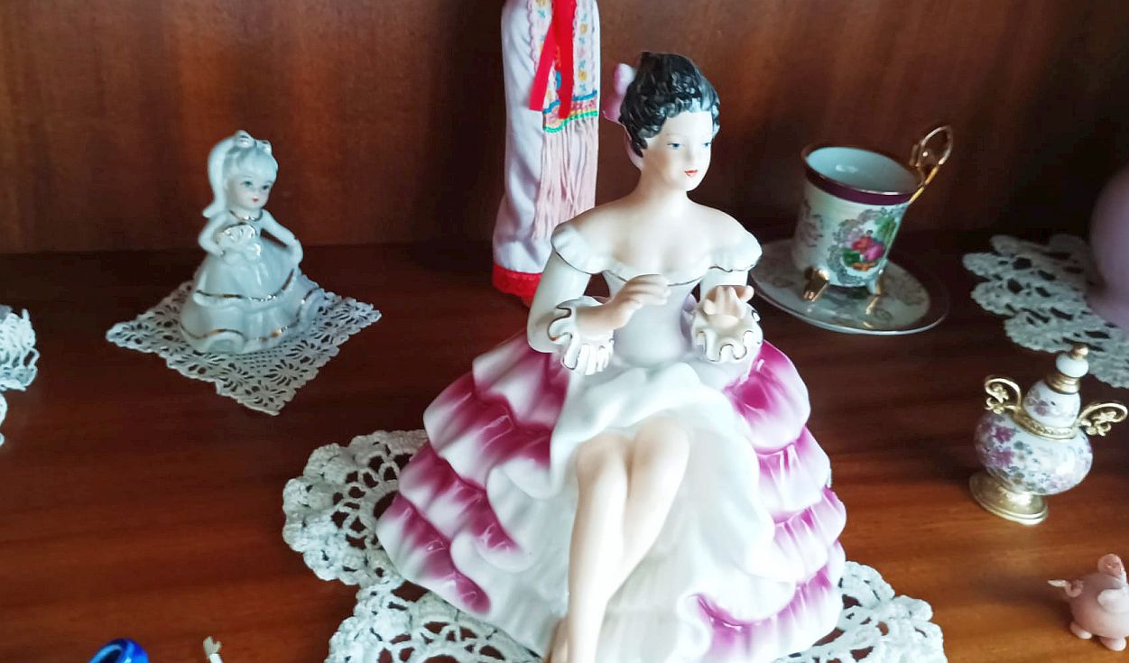 Porcelánové figurky v bruselském stylu: Historie značky Royal Dux a jejich dnešní tržní hodnota