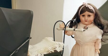 Zahraniční porcelánové panenky jsou pro sběratele cennější než české. Složení kaolinu dělá rozdíl i desítek tisíc
