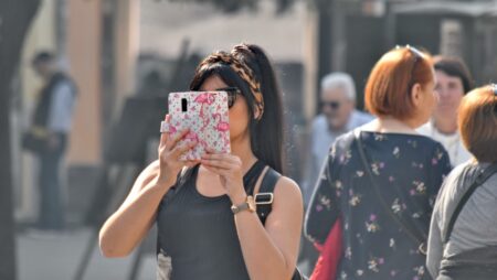 Zapomeňte na nevinné zvědavé zvedání telefonů. Zahraniční čísla zneužívají podvodníci k task scamu