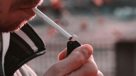 Zapálená cigareta v autě s dítětem vyjde draho. V Řecku za to hrozí obří pokuta i zabavení řidičáku