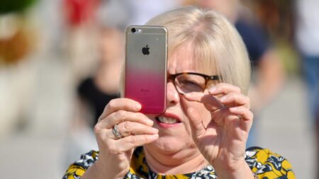Místo důvěry lidem na lince raději kontrola v telefonu. Banky zavedly bezpečné ověření identity volajícího