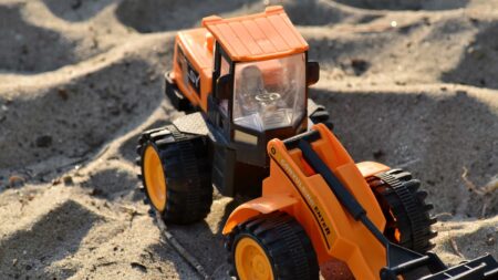 Máte na půdě plechový traktor na klíček? Sběratelé za něj dnes platí až 30 000 korun