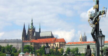 Proč turisté hodnotí Pražský hrad hůř než ruiny v Kambodži? Odpověď je v psychologii očekávání, ne v kvalitě památky
