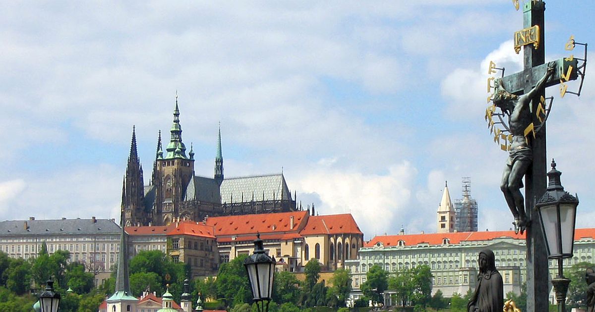 Proč turisté hodnotí Pražský hrad hůř než ruiny v Kambodži? Odpověď je v psychologii očekávání, ne v kvalitě památky