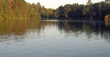 U Kutné Hory teče voda přes hornické štoly do rybníka. Minerály ze stříbrných žil barví dno způsobem, který jinde v Čechách nenajdete