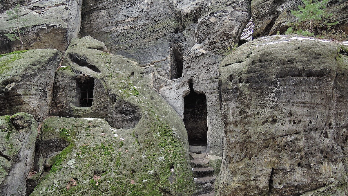 Jen kousek od slavného skalního hradu Sloup se skrývá místo, které většina turistů neprávem míjí. Samuelova jeskyně