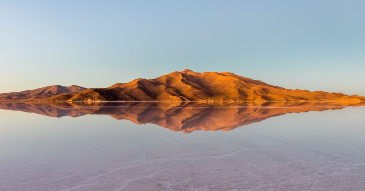 Dokonalé přírodní zrcadlo. Solná poušť Salar de Uyuni tak vypadá díky mimořádně rovnému povrchu