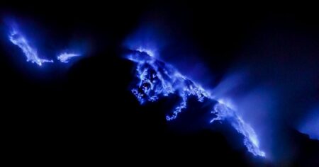 Proslavené modré plameny sopky Kawah Ijen způsobuje hoření sirných plynů unikajících z vulkanických puklin