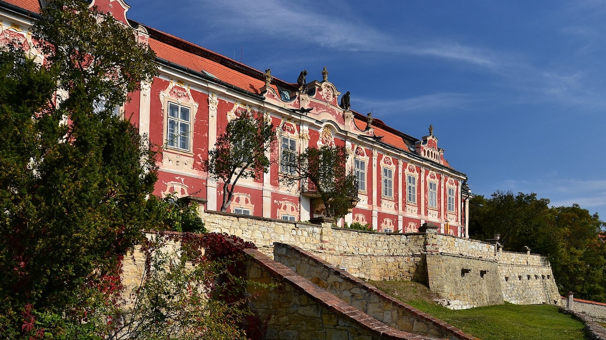 Barokní palác uprostřed chmelařského kraje. Zámek Stekník nabízí kousek Itálie kousek od Žatce