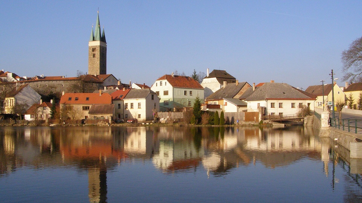 Telč nazvali Britové pohádkovým městem u vody. Městečko u jezera vděčí za svůj vzhled specifickému typu podloží