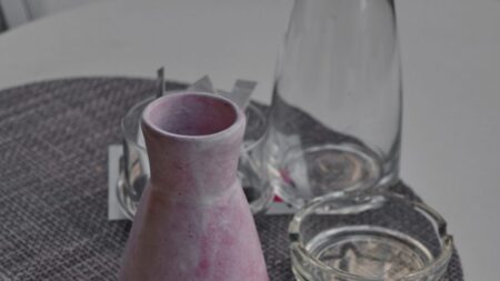 Klingerův popelník z kredence vaší babičky může stát 15 000 Kč. Chrání ho totiž vrstva glazury, jejíž složení se nepodařilo zopakovat