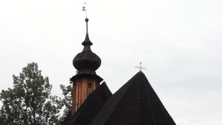 Zapomeňte na běžné filmové kulisy. Mrazivé Kladivo na čarodějnice se natáčelo v lázních Velké Losiny