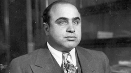 Al Capone věřil, že ho v cele navštěvuje duch. Příčinou nebyla pověrčivost, ale bakterie, která mu rozkládala mozek