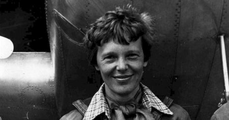 Zmizení Amelie Earhartové patří k nejsledovanějším záhadám moderního letectví. Zradila ji soustava teček a čárek