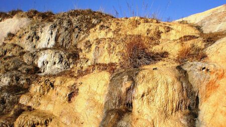 Bešeňovské travertíny vznikají srážením vápence z minerálních pramenů. Malé „Pamukkale“ leží jen kousek od Liptova