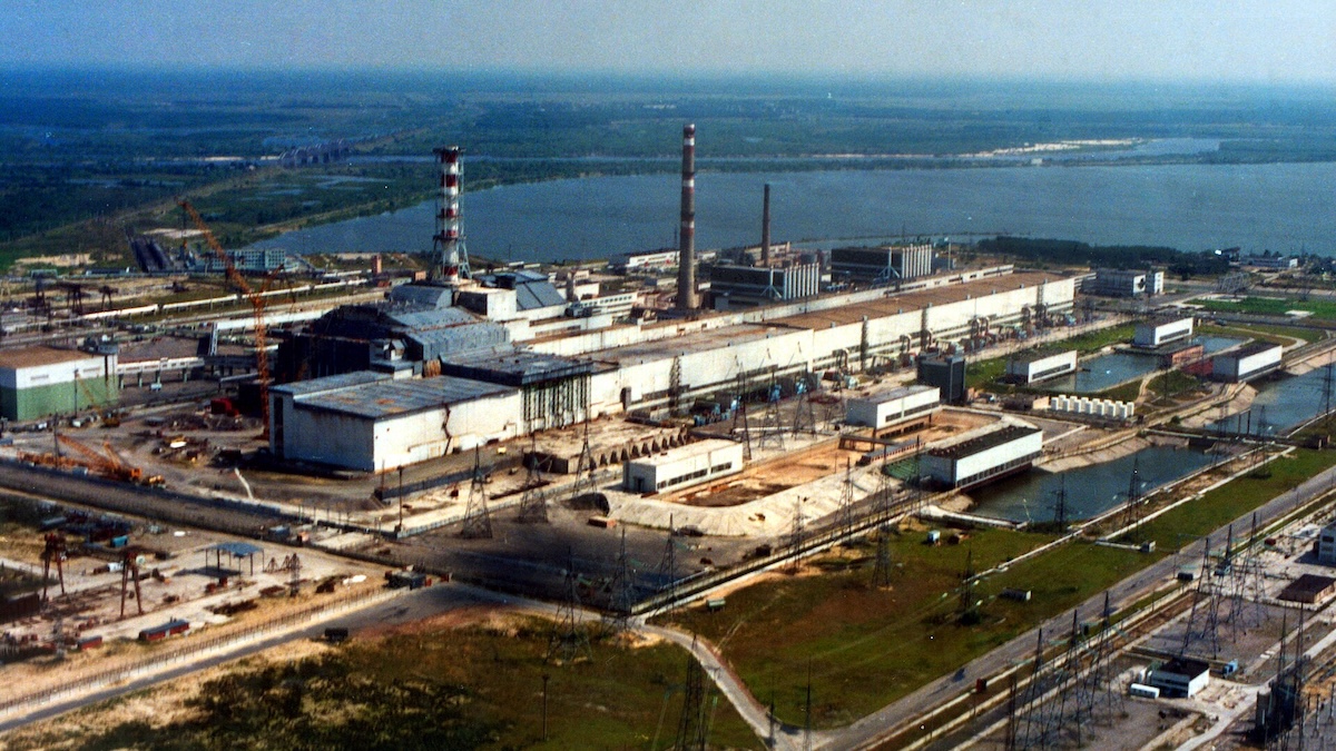 Černobylskou havárii vyvolala kombinace chyb při testu a vadné konstrukce reaktoru