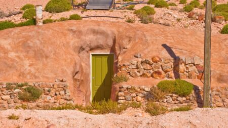 Obyvatelé Coober Pedy si kvůli pouštním vedrům vybudovali podzemní domy, kostely i hotely