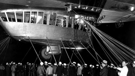 Katastrofa Hindenburgu z roku 1937 se stala symbolem konce velkých osobních vzducholodí
