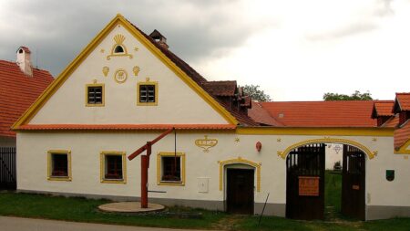 Holašovice si zachovaly původní půdorys i unikátní soubor selských usedlostí, napomohla tomu místní unikátní geografie