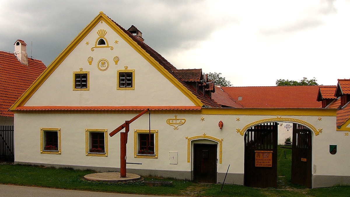 Holašovice si zachovaly původní půdorys i unikátní soubor selských usedlostí, napomohla tomu místní unikátní geografie