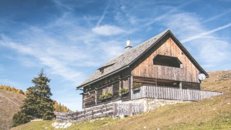 Nejmenší horská chata v Alpách stojí mezi skalami bez vody a elektřiny