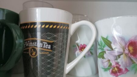 Poklad ze školní jídelny zažívá obří comeback: Za staré porcelánové hrnky sběratelé platí majlant