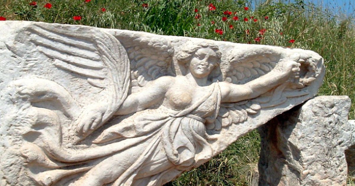 Lom odkryl hrob válečného vůdce plný zbraní a šperků. Kostru „strávila“ půda, geochemie vysvětluje jak