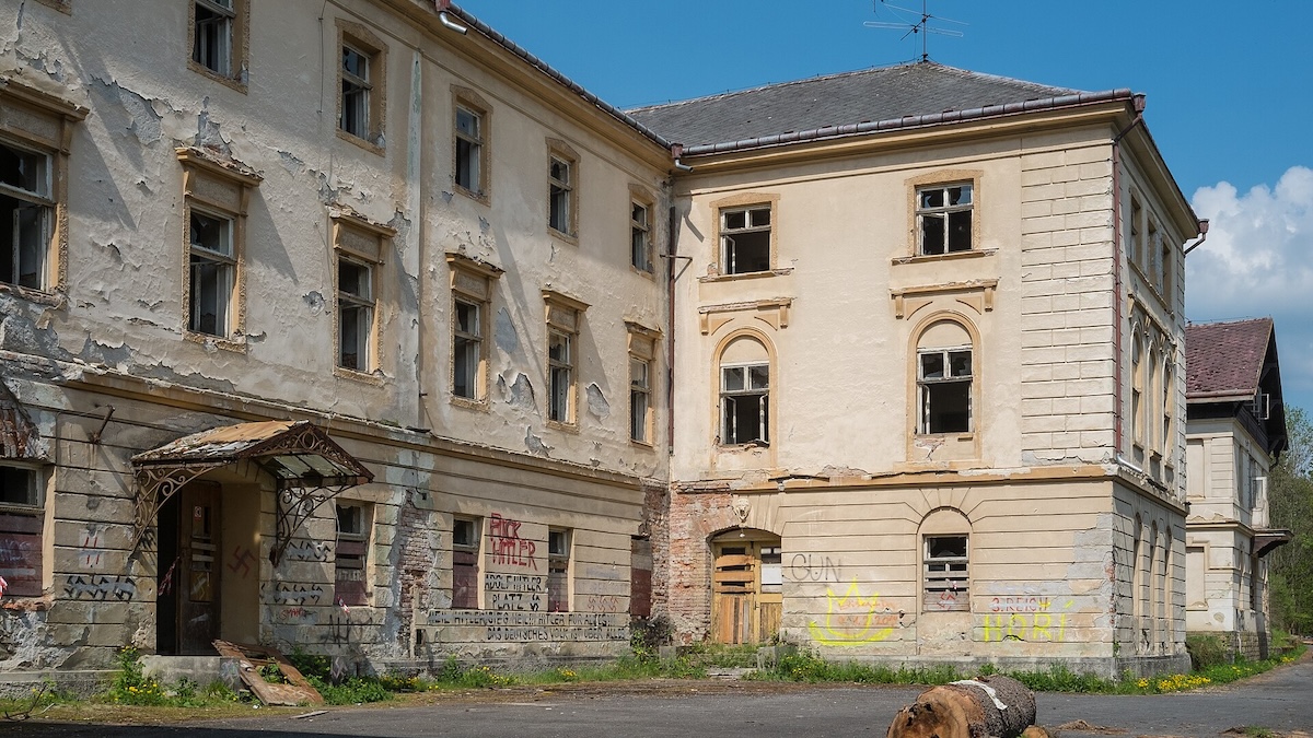 Jánské Koupele bývaly vyhledávaným lázeňským místem. Rozsáhlý areál později zpustl, může za to historický zvrat