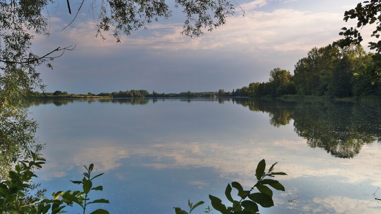 Chomoutovské jezero má tyrkysovou barvu jako Jadran. Za neobvyklý odstín může minerální složení štěrku na dně