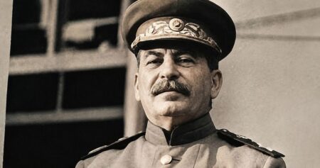 Stalin ležel 14 hodin v moči na podlaze. Ochranka nesměla vstoupit kvůli jeho vlastnímu rozkazu