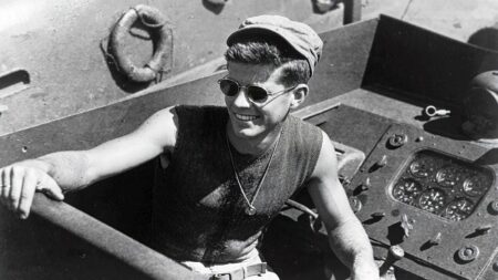 PT-109 rozřízl japonský torpédoborec vedví. Kennedy měl zlomená záda, a přesto plaval 6 km se zraněným v zubech