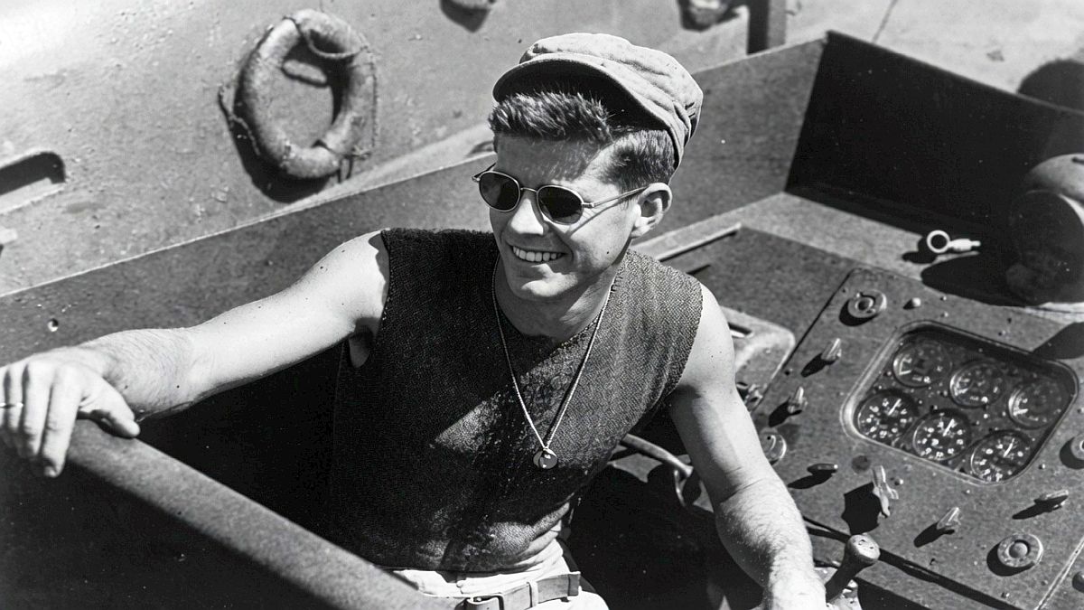 PT-109 rozřízl japonský torpédoborec vedví. Kennedy měl zlomená záda, a přesto plaval 6 km se zraněným v zubech