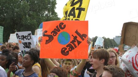 Čtyři setiny procenta CO₂ mění klima. Skleníkový efekt vzniká v úzkých vlnových délkách tepla, které dusík nezastaví
