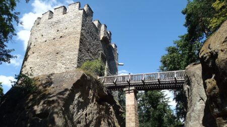 Dělníci na Kokoříně prorazili zeď a za ní ležely lidské kostry. Způsob uložení odpovídá praxi, která v Čechách vymizela