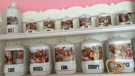 Porcelánové kořenky po babičce mohou mít překvapivou cenu. Rozhoduje styl, značka i stav, prodávají se i za desetitisíce