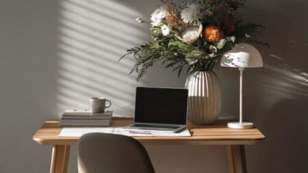 Dětská lampička Skojig z IKEA stojí kolem 2 000 Kč. Cenu zvedá stáří, stav a podpis Henrika Preutze z 90. let