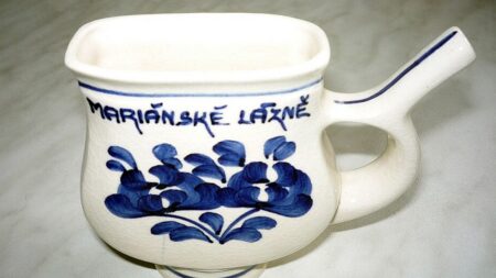 Podivný porcelánový korbel z příborníku nevyhazujte. Za lázeňské pítko své babičky můžete dostat klidně i 20 000 Kč