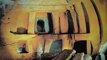 Maltské hypogeum Ħal Saflieni je unikátní pravěký pohřební komplex vytesaný pod zemí