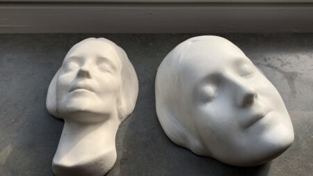 Posmrtná maska neznámé dívky ze Seiny se stala obličejem resuscitačních panenek. Klíč je v anatomii úsměvu, který sochař zachytil
