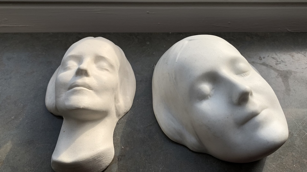 Posmrtná maska neznámé dívky ze Seiny se stala obličejem resuscitačních panenek. Klíč je v anatomii úsměvu, který sochař zachytil