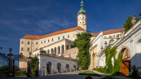 Mikulov nemusí znamenat davy ve sklepích. V Dolních Dunajovicích ochutnáte víno mimo hlavní tah a bez front