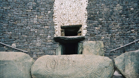 Newgrange patří k nejstarším stavbám sladěným se zimním slunovratem