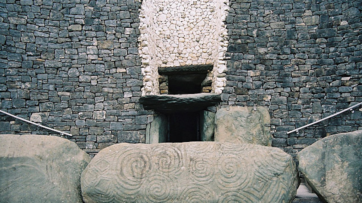 Newgrange patří k nejstarším stavbám sladěným se zimním slunovratem