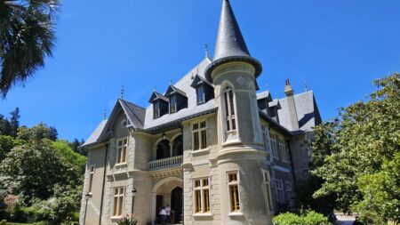 Palácio Biester stojí v lese plném exotických stromů. Za jejich přežitím v Portugalsku stojí mikroklima, které vytvořil jeden architekt