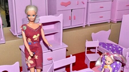 Domeček pro panenky za 170 milionů Kč: 10 000 miniatur drží pohromadě technika, kterou muzea používají pro restaurování fresek