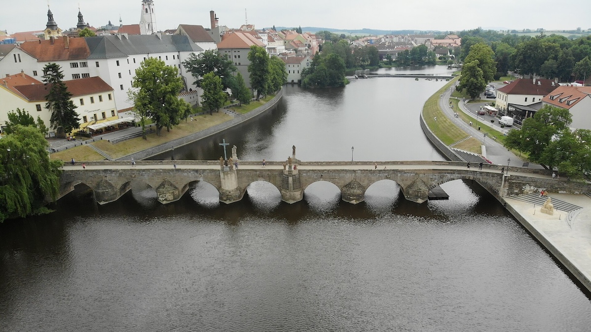 Kamenný most v Písku pochází ze 13. století a dodnes slouží chodcům. Může za to unikátní stavební postup